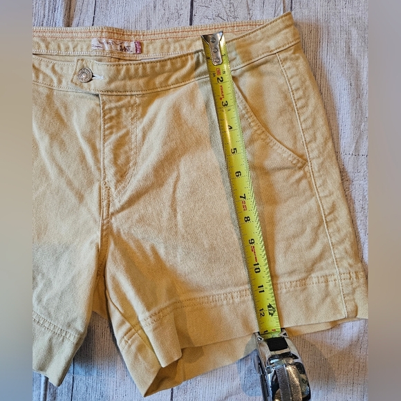 Levi's 545 Shorts Women’s Size 10 Butter Yellow Flap Pockets Denim Jean 5 Inch - Picture 7 of 10